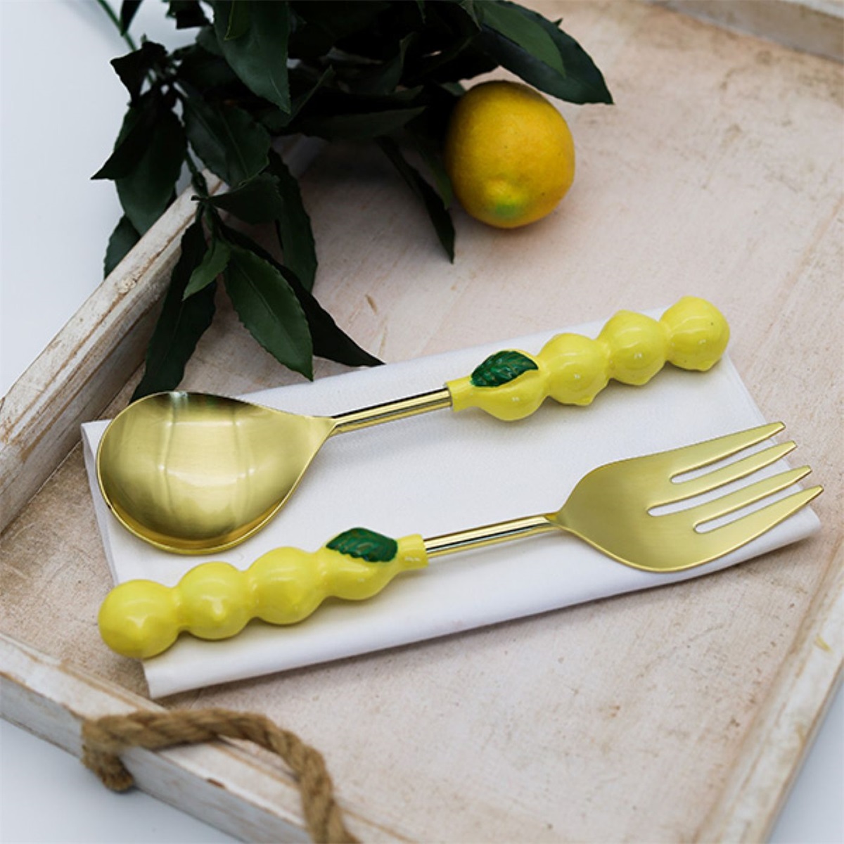 Salladsbestick i citrondesign