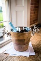 Huntsmen vinkylare i trä med hjorthuvud