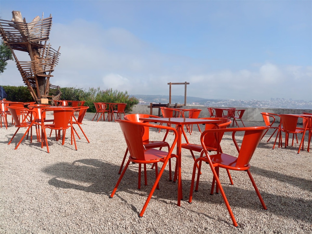 Bord Model 42  Ø70 cm  Dark Red